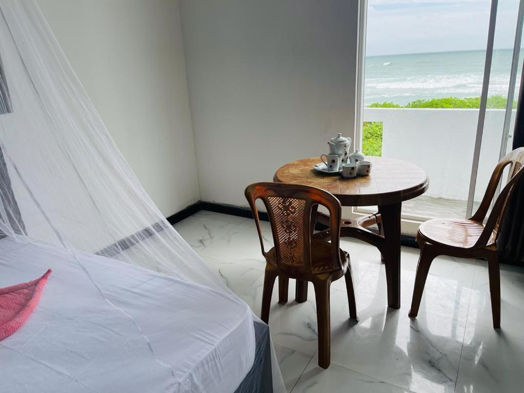Blue Waves Ocean Mirissa Hotel Екстериор снимка