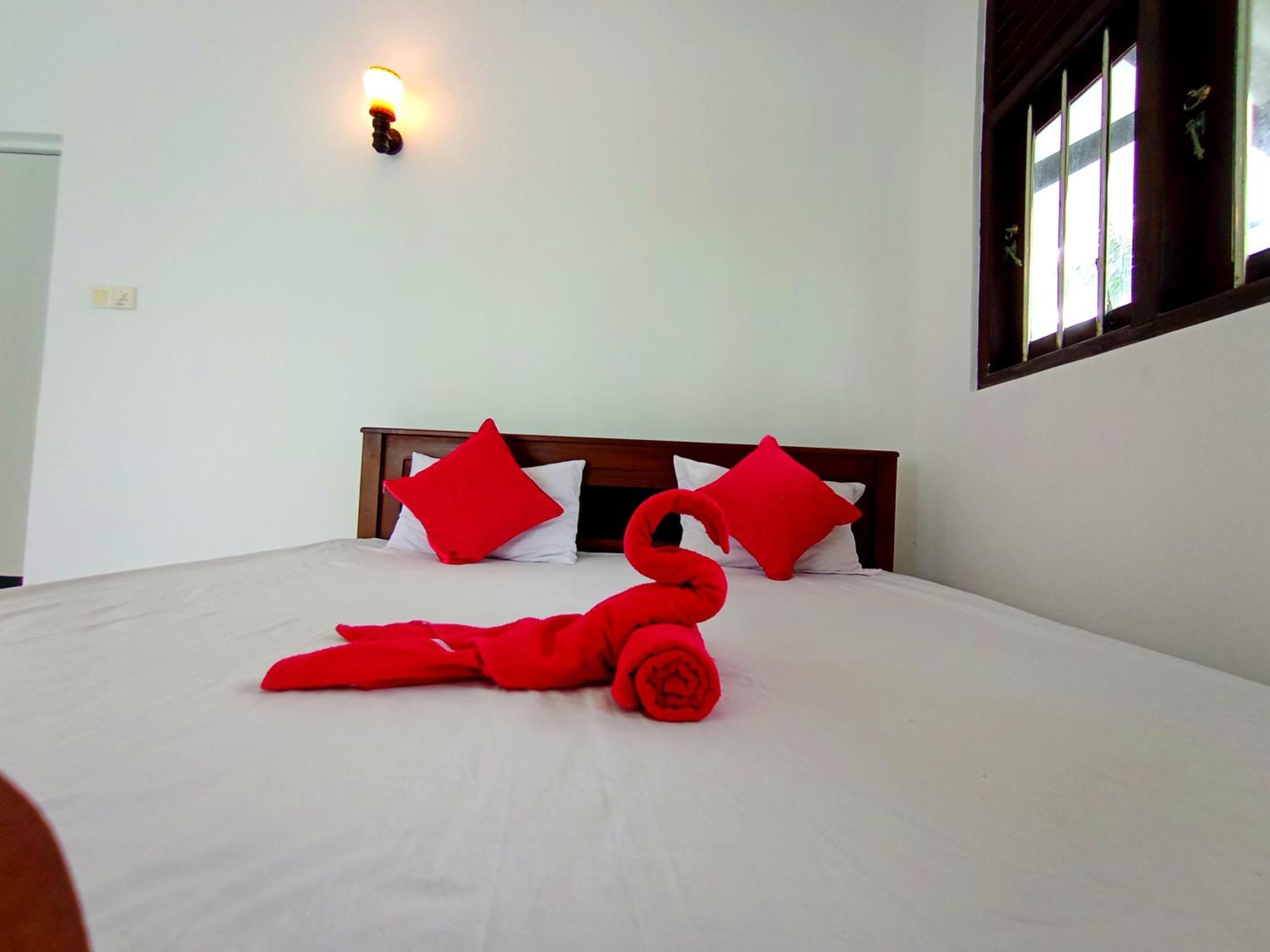 Blue Waves Ocean Mirissa Hotel Екстериор снимка